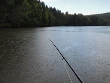Letní přeprška je vždy vítaná. Změna počasí často apatické ryby probudí k aktivitě, neboť často tak dojde ke změně podmínek, které mohou mít pozitivní vliv na rybí aktivitu. Nebo taky ne, ale s tím se musí při letním lovu na jezeru vždy počítat! ;-)