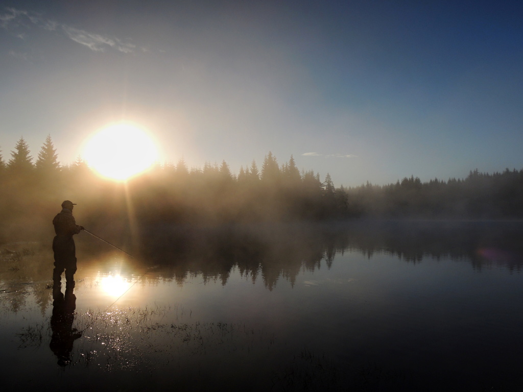 V hork�ch letn�ch m�s�c�ch je ide�ln� nav�t�vovat pstruhov� jezera v brzk�ch rann�ch hodin�ch - �asto je�t� p�ed rozb�eskem. Pstruzi jsou aktivn� �asto velice bl�zko b�eh�, kde sb�raj� hmyz spaden� na vodn� hladinu, pop�. lov� v hejnech drobn�ch rybek.