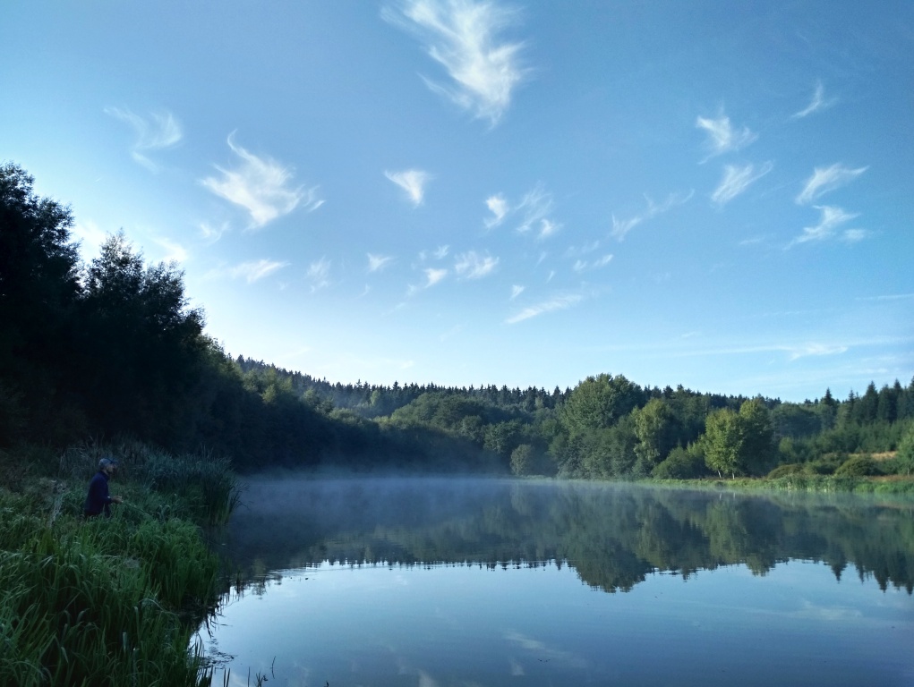 Brzk� rann� vych�zky jsou rovn� vhodn� i na men��ch soukrom�ch stoj�c�ch. Vyrazte proto co nejd��ve to p�jde, ryby jsou v tyto dny nejaktivn�j�� pr�v� v tuto dobu a nav�c jsou bl�zko b�ehu. Jakmile se slunce posune v��e na oblohu, ryby zmiz� ke dnu.