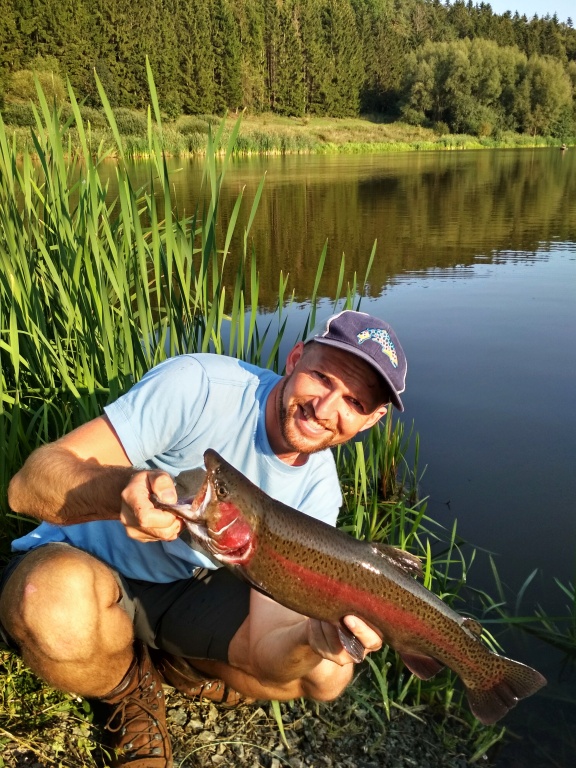 V takov�m �ase je v�te�nou metodou lovu tzv. "Pr�deln� ���ra", kdy je koncov� mu�ka siln� plovouc� a mezi n� a mu�ka�skou ���rou nav�ete 2 mal� nymfi�ky. Tuto sestavu velice pomalu stahujete a �ek�te na decentn� z�b�r. Pokud p�ijde, nezme�kejte jej!