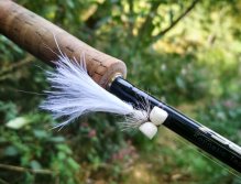 AR White Fry Booby - Výborný vzor větší bílé bobiny, se kterým s oblibou lovím na pstruhových nádržích v průběhu vrcholného léta. Používám potápivou šňůru a mušku stahuji pomalými "osmičkami" s občasnými delšími zátahy.