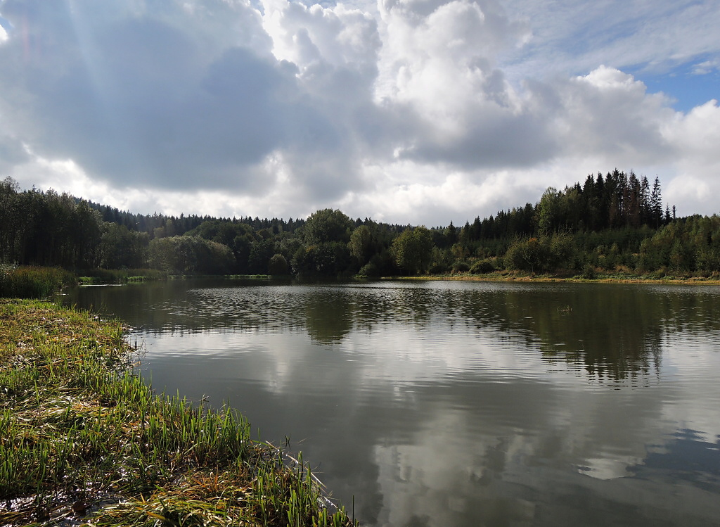 Pohled na PK2 z m�ho obl�ben�ho loveck�ho stanovi�t�. V�t�ina ryb��� lov� z hr�ze, p��padn� z protilehl� strany s hlub�� vodou. Na tomto m�st� se ale dno pozvolna zva�uje do hloubky a na takov�ch m�stech pstruzi �asto vyhled�vaj� potravu!