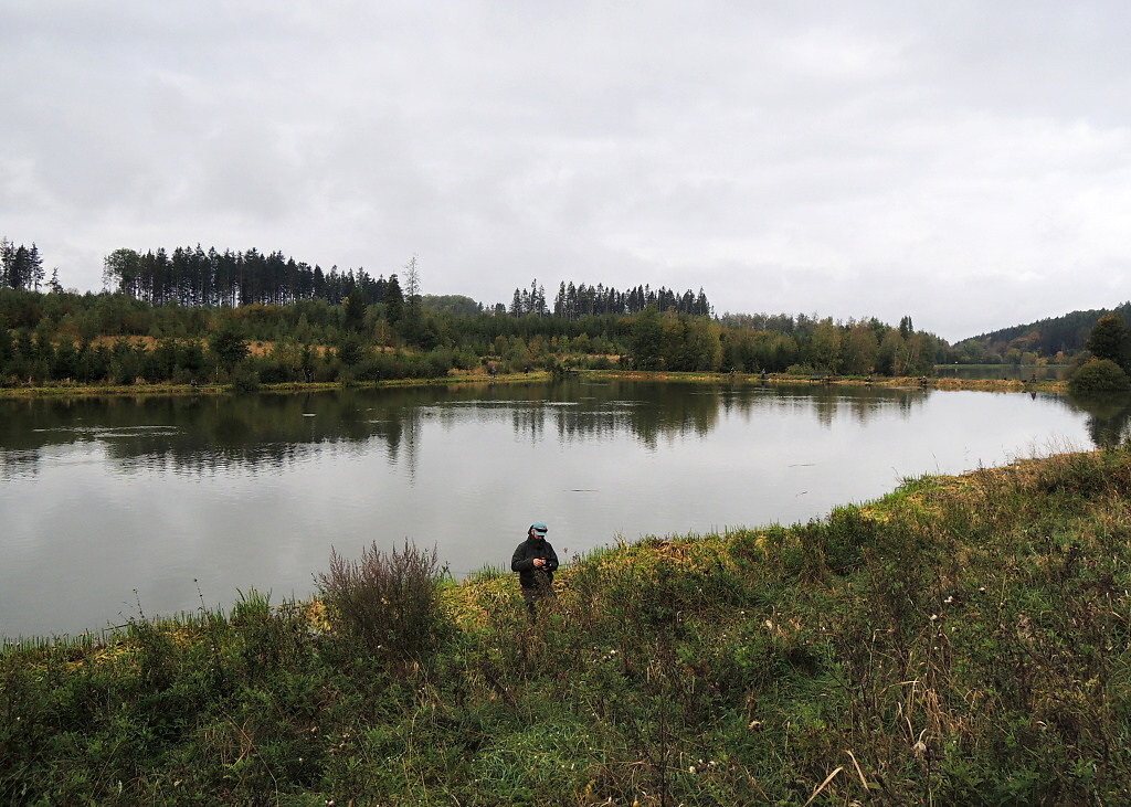 Za��tek p�kn�ho ��jnov�ho dne na m� obl�ben� PK2! Ryb� "aktivita" je z fotografie v�ce ne� patrn�, v tomto p��pad� to ale je�t� neznamen� v�hru! Zvl�t� v p��padech, kdy se ryby projevuj� �ast�mi v�skoky nad hladinu a o na�e n�strahy nejev� v�razn� z�jem!