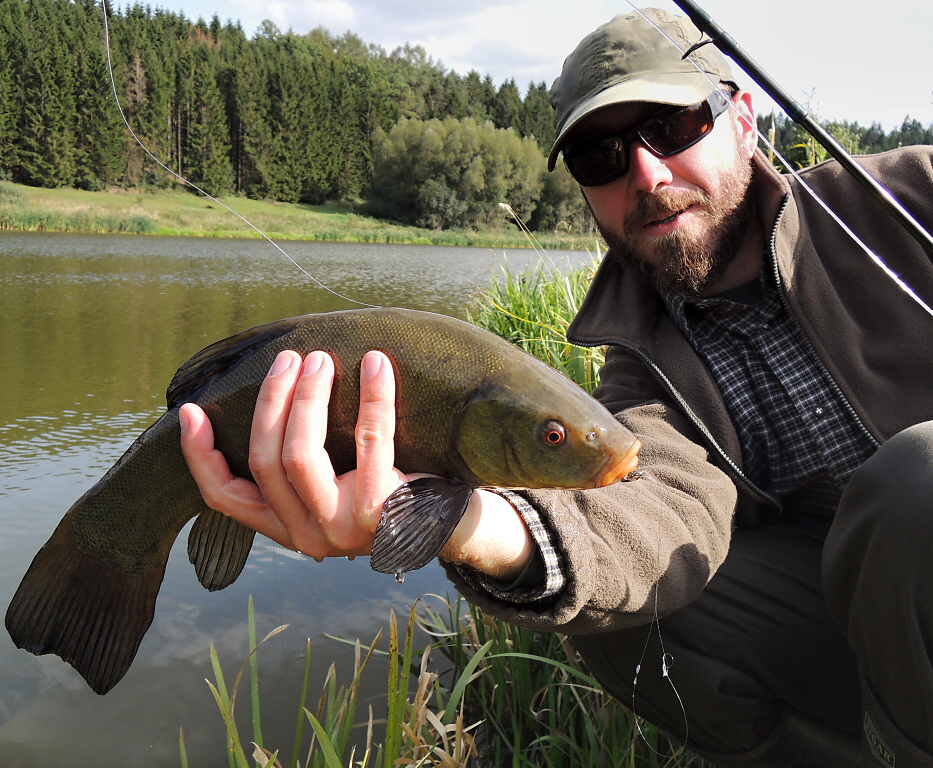 Metoda v tuto chv�li nep�inesla ovoce v podob� n�jak�ho p�kn�ho pstruha, ale �pln� ne�sp�n� tak� nebyla! D�kazem toho je tento p�kn� star� l�n, kter�ch je na PK2 vedle p�kn�ch �tik, cand�t�, okoun� a velk�ch kapr� rovn� pom�rn� hojn� mno�stv�!