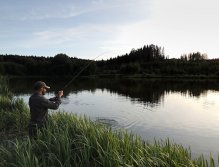 Teplý podzimní podvečer začíná být z rybářského hlediska mnohem zajímavější, než průběh celého dne. Většina rybářů je pryč, ryby se trošku uklidnily a začínají žrát! To je dobré znamení! Stačí jen vytrvat a možná se ještě dočkáme nějaké pěkné ryby!