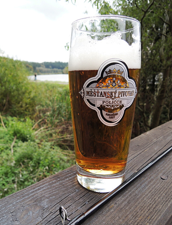 Dal�� velkou v�hodou tohoto m�sta je, �e ryb��sk� �sp�ch i ne�sp�ch m�te kde zap�t! ;-) Osobn� si nepotrp�m na pop�jen� studen�ho piva v chladn�m obdob�, jako n�kte�� ryb��i u p�ehrad, ale kdy� se podm�nky sejdou... Pro� ne! :-)