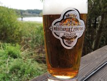 Další velkou výhodou tohoto místa je, že rybářský úspěch i neúspěch máte kde zapít! ;-) Osobně si nepotrpím na popíjení studeného piva v chladném období, jako někteří rybáři u přehrad, ale když se podmínky sejdou... Proč ne! :-)