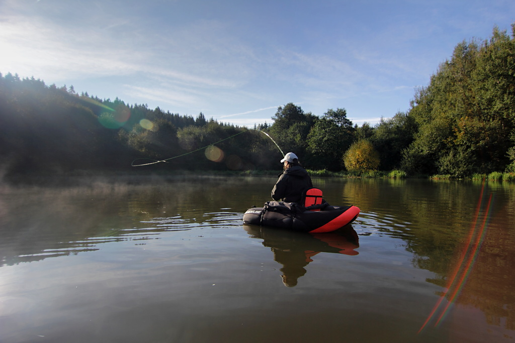 P�kn� slune�n� dny jsou skv�l� pro lov s belly boatu, zvl�t� p�i lovu opatrn�ch a velk�ch ryb, kter� se ji� dr�� d�l na "voln� vod�" a �sp�n� tak odol�vaj� loveck�m pokus�m ryb���m, kte�� jsou omezeni mo�nostmi lovu ze b�ehu!