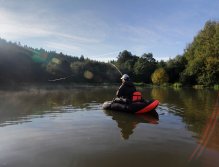 Pěkné slunečné dny jsou skvělé pro lov s belly boatu, zvláště při lovu opatrných a velkých ryb, které se již drží dál na "volné vodě" a úspěšně tak odolávají loveckým pokusům rybářům, kteří jsou omezeni možnostmi lovu ze břehu!