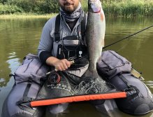 Tento pěkný duhák byl uloven právě uprostřed PK2, kde se držela většina hezčích ryb! Zatímco byli rybáři na břehu takřka bez záběru, z belly boatu byl lov mnohem účinnější, i když chování ryb bylo velice nevyzpytatelné!