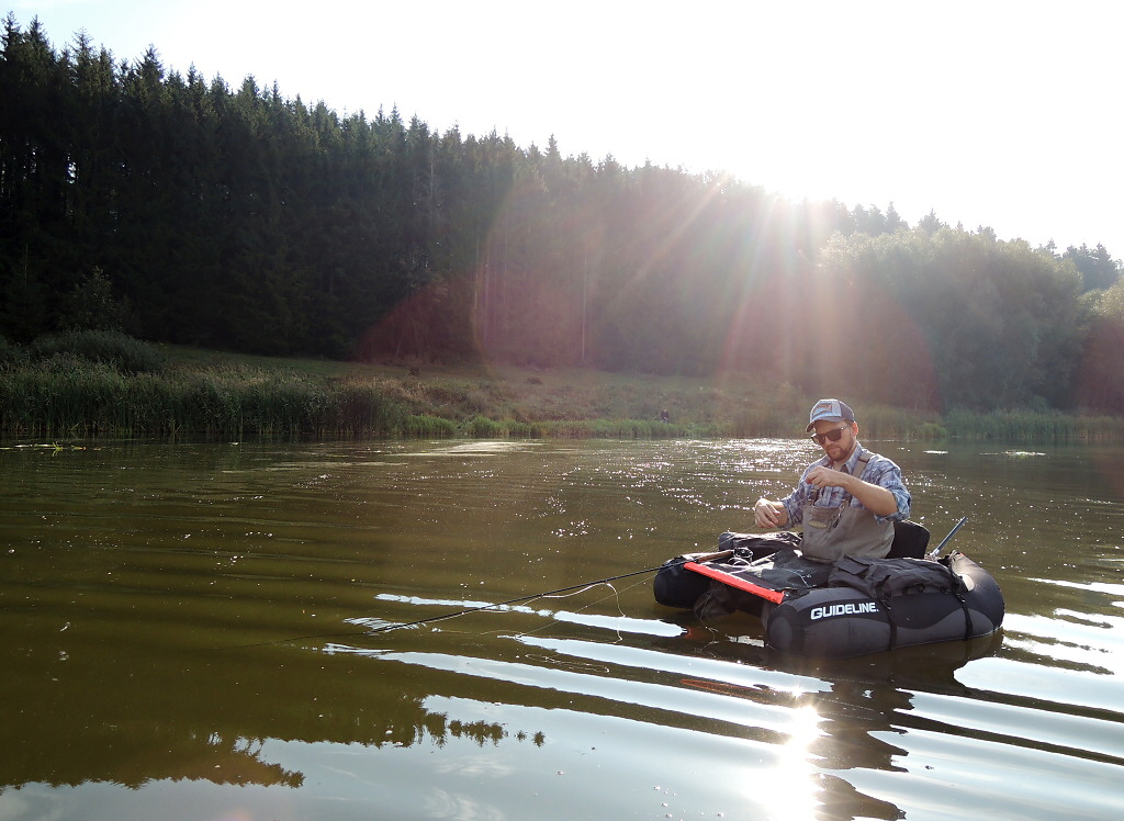 Kamar�d Libor si zrovna p�ipravuje nov� n�vazec po utr�en� opravdu p�kn� ryby! Nepr�ta�n� mu�ka�sk� ���ry jsou skv�l�, nebo� p�es n� c�t�me sebe-jemn�j�� z�b�r! Ale v momentu, kdy velk� ryba vezme mu�ky v rychlosti, dojde �asto k jej� rychl� ztr�t�!