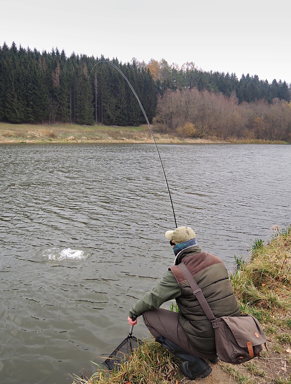 D�l I. B�hem v�trn�ho listopadov�ho dne zasekl Jirka u b�ehu p�knou rybu! Pr�v� ale p�ich�z� nejkriti�t�j�� ��st souboje, kdy se ryba sna�� vyt�epat mu�ku u hladiny! V takov� moment je nejlep�� rychle sklopit prut do strany k hladin�!