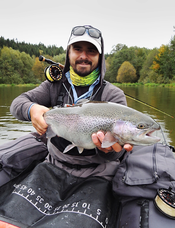 Lov z belly-boatu v teplej�� podzimn� den byla dobr� volba! Tohoto velk�ho pstruha jsem vystopoval v p��tokov� ��sti PK2. Pokud takovou rybu nevypla��te a tref�te se va�imi mu�kami do jej�ho zorn�ho pole, m��ete sledovat z�b�r v p��m�m p�enosu!