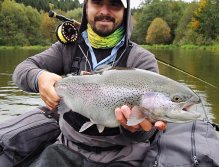 Lov z belly-boatu v teplejší podzimní den byla dobrá volba! Tohoto velkého pstruha jsem vystopoval v přítokové části PK2. Pokud takovou rybu nevyplašíte a trefíte se vašimi muškami do jejího zorného pole, můžete sledovat záběr v přímém přenosu!