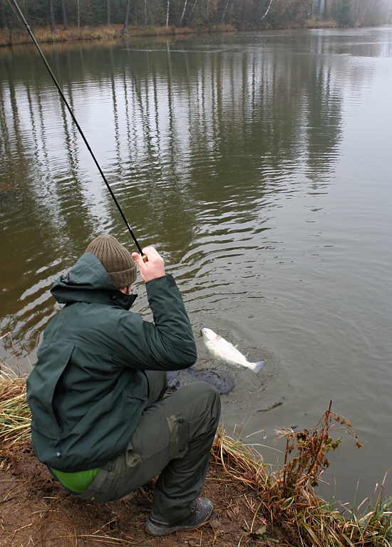 Studen� podzimn� a zimn� m�s�ce jsou prov�rkou va�� vytrvalosti a kvality va�eho oble�en�, kter� je opravdu d�le�it�! Pokud tento fakt podcen�te, u vody nevydr��te dostate�n� dlouho! A ��m d�le jsou mu�ky ve vod�, t�m v�t�� je pravd�podobnost z�b�ru! ;-)