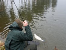 Studené podzimní a zimní měsíce jsou prověrkou vaší vytrvalosti a kvality vašeho oblečení, které je opravdu důležité! Pokud tento fakt podceníte, u vody nevydržíte dostatečně dlouho! A čím déle jsou mušky ve vodě, tím větší je pravděpodobnost záběru! ;-)