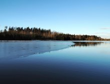 Většina vodní plochy je zamrzlá, ale nic není ztraceno! Ryby se často schovávají pod ledem. Když budete obchytávat právě tyto ledové okraje, je pravděpodobnost záběru mnohem větší, než když budete lovit náhodně na volné vodě!