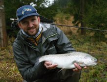 Můj rybářský parťák Libor pózuje se svým pěkným úlovkem z přítokové části PK2. Do těchto míst velice často zajíždějí větší ryby, které vyhledávají klidnější místa a podvodní zlomy - přechody mělčin do hloubek, které právě zde naleznou.