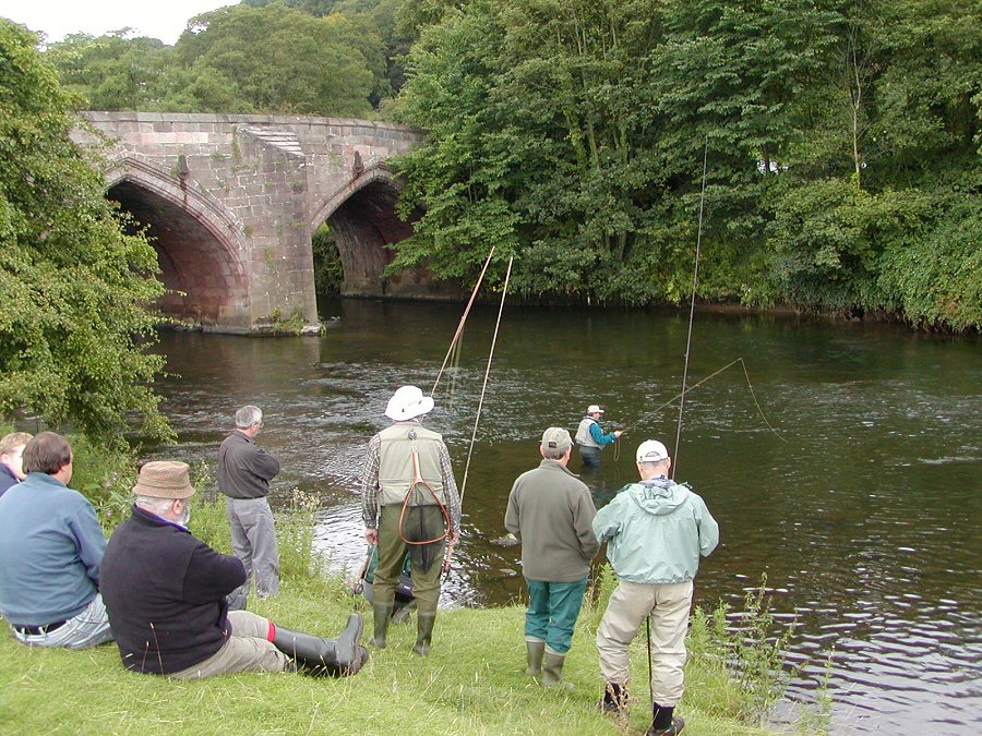 Ji�� demonstrating czech nymphing method