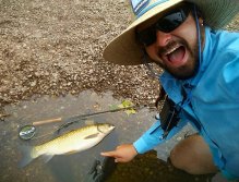 Letní veselé selfie s říčním torpédem! Do mého oblíbeného říčního podběráku Fencl King 2 XL jsem v ten den dostal asi 7 takových amurů!