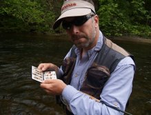 Dan Svrček vybírá mušku pro lov na francouze