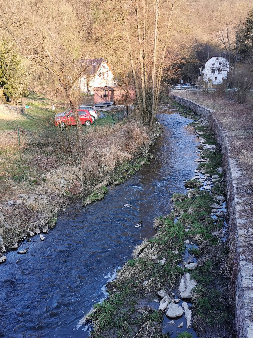 Ka��k ze silni�n�ho mostu v obci Hostim