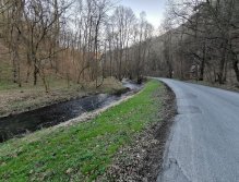 Kačák mezi obcemi Hostim a Svatý Jan pod Skalou