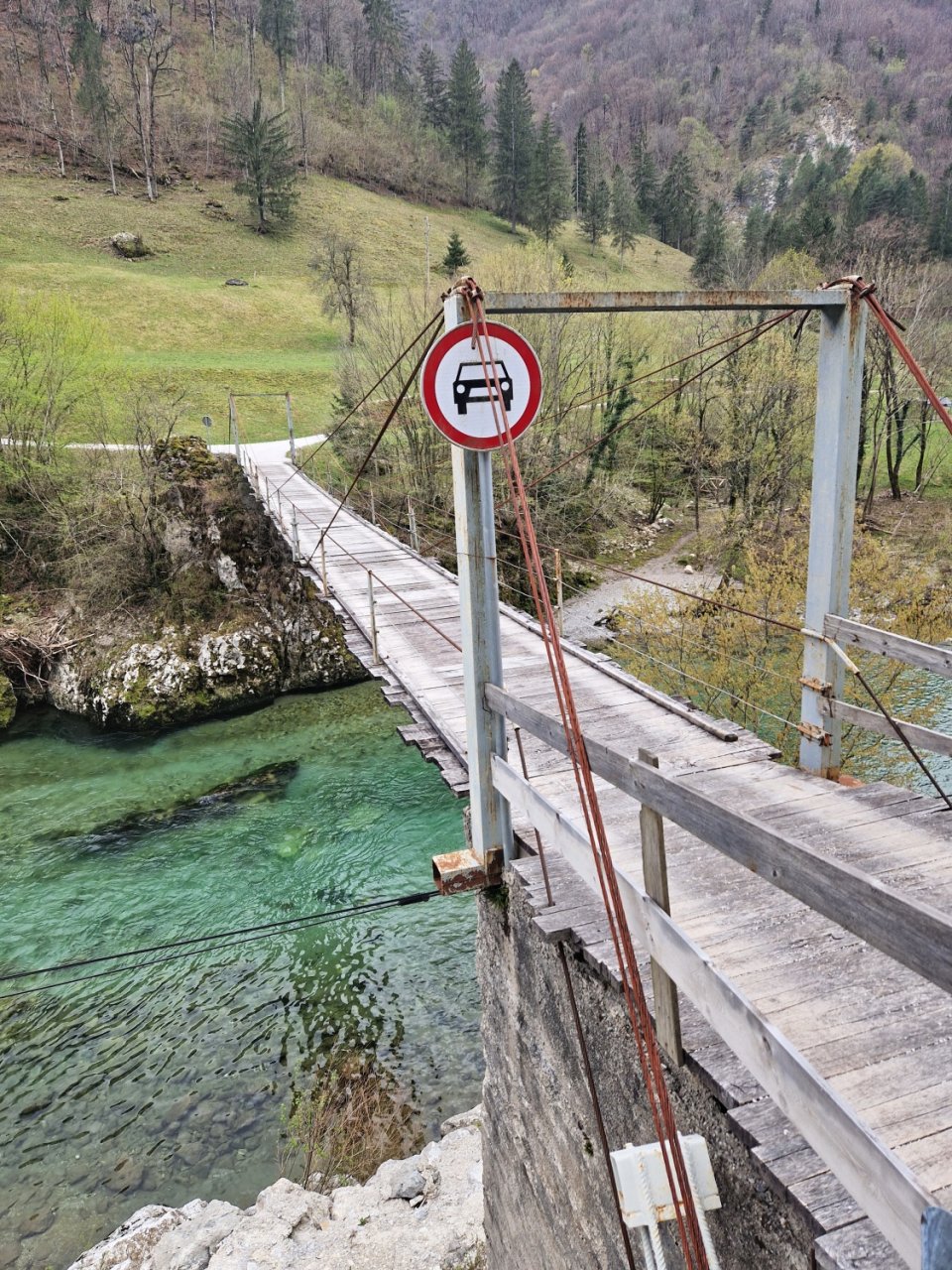 Jarn� mu�ka�sk� v�prava za slovinsk�mi mohyk�ny