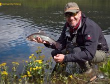 Šťastný rybář s hezkým lipanem