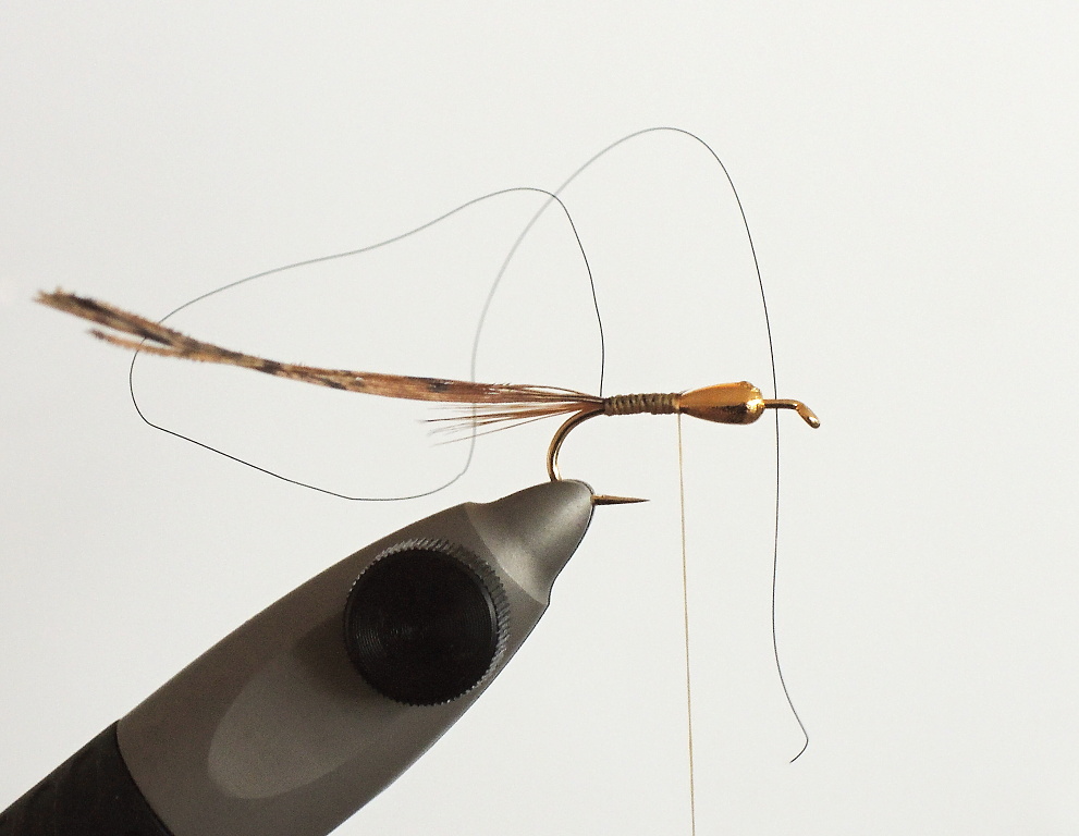 KROK 2 - P�iv�z�n� t�l��kov�ho materi�lu & Upevn�n� krou�kovac�ho dr�tku