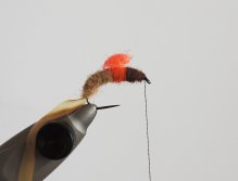 KROK 5 - Příprava výrazného oranžového spouštěče pod hřbítkem