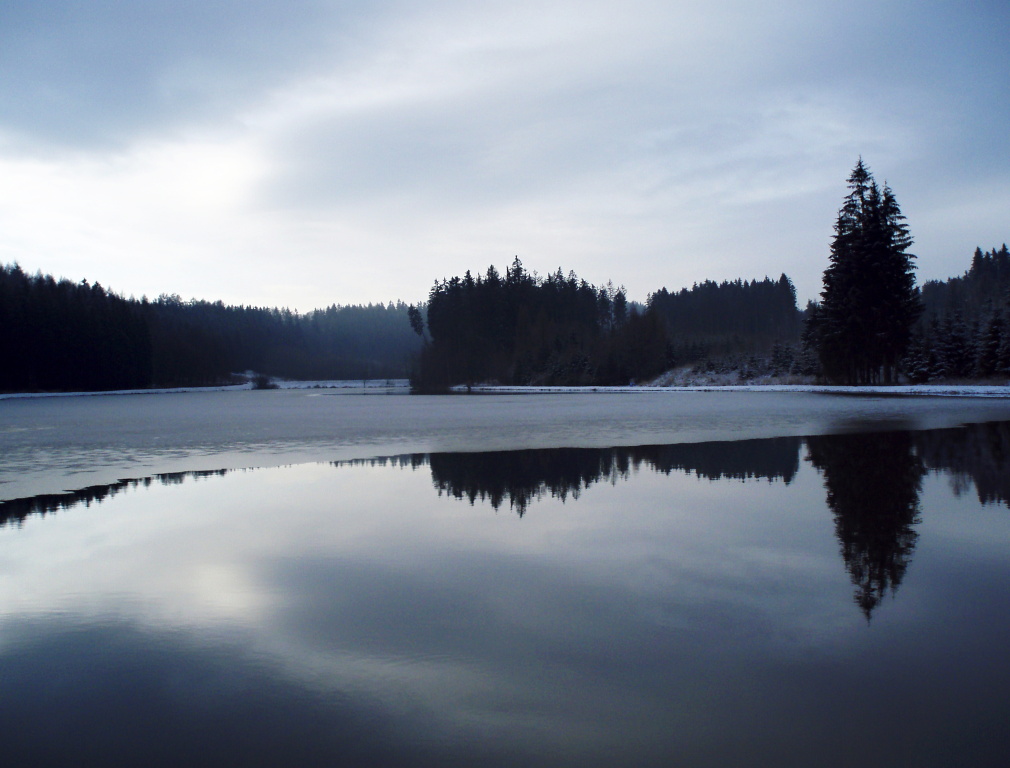 Hladina se pomalu zatahuje ledovou pokr�vkou, ale st�le je kde lovit. Pokud budete m�t mo�nost, chytejte co nejbl�e ledu, pod kter�m pstruzi hledaj� �kryt a �to�i�t�! Uvid�te, �e v� lov bude mnohem efektivn�j��, ne� na "voln� vod�".