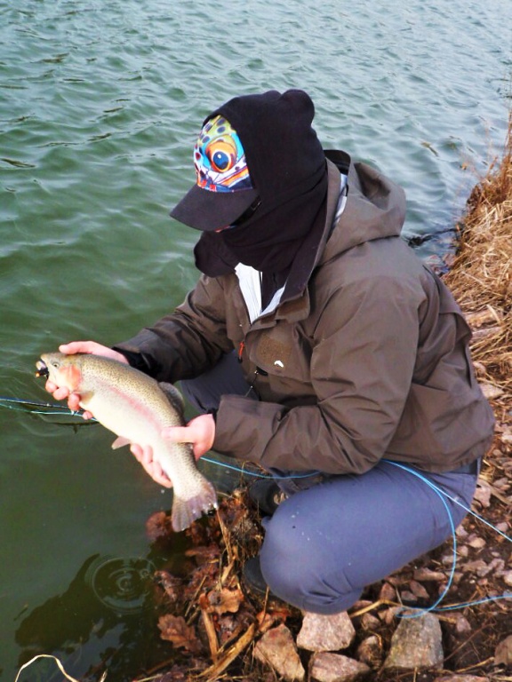 V takov� dny se ale dob�e a teple obl�kn�te! Ve studen�m a v�trn�m, nebo jasn�m ov�em mraziv�m po�as� nikdy nevydr��te p��li� dlouho, pokud podcen�te ot�zku kvalitn�ho oble�en�! Jako�to 1. spodn� vrstvu oble�en� doporu�uji kompletn� z vlny Merino!