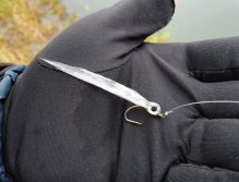 Při lovu okounů a tloušťů v zimním období s oblibou lovím na můj oblíbený a celoročně úspěšný a univerzální rybičkový streamer AR UV Flash Fish, který výtečně imituje malou bílou rybku jako je ouklej či plotice.