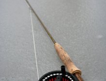 Tradiční koncept fotografie "Fish & Gear" tentokrát bez úlovku. V případě, že si chcete v zimě vyfotit váš úlovek, rozhodně to nedělejte na ledu či na sněhu, který může rybí tělo ošklivě "popálit". Foťte ryby jen ve vodě, nebo v mokré a zmrzlé ruce! :-)