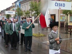 Český team ve slavnostním průvodu