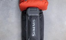 Pouzdro na mukask vybaven Simms GTS Rod & Reel Vault Carbon