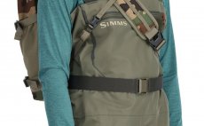 Ryb��sk� batoh Simms Tributary Sling Pack Woodland Camo