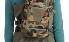 Ryb��sk� batoh Simms Tributary Sling Pack Woodland Camo