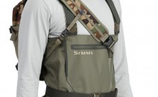 Ryb��sk� batoh Simms Tributary Sling Pack Woodland Camo