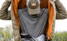 Funkn triko Simms Lightweight Core Top Carbon - V akci