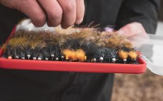 Krabiky na muky Fulling Mill Guide Box Red - V akci